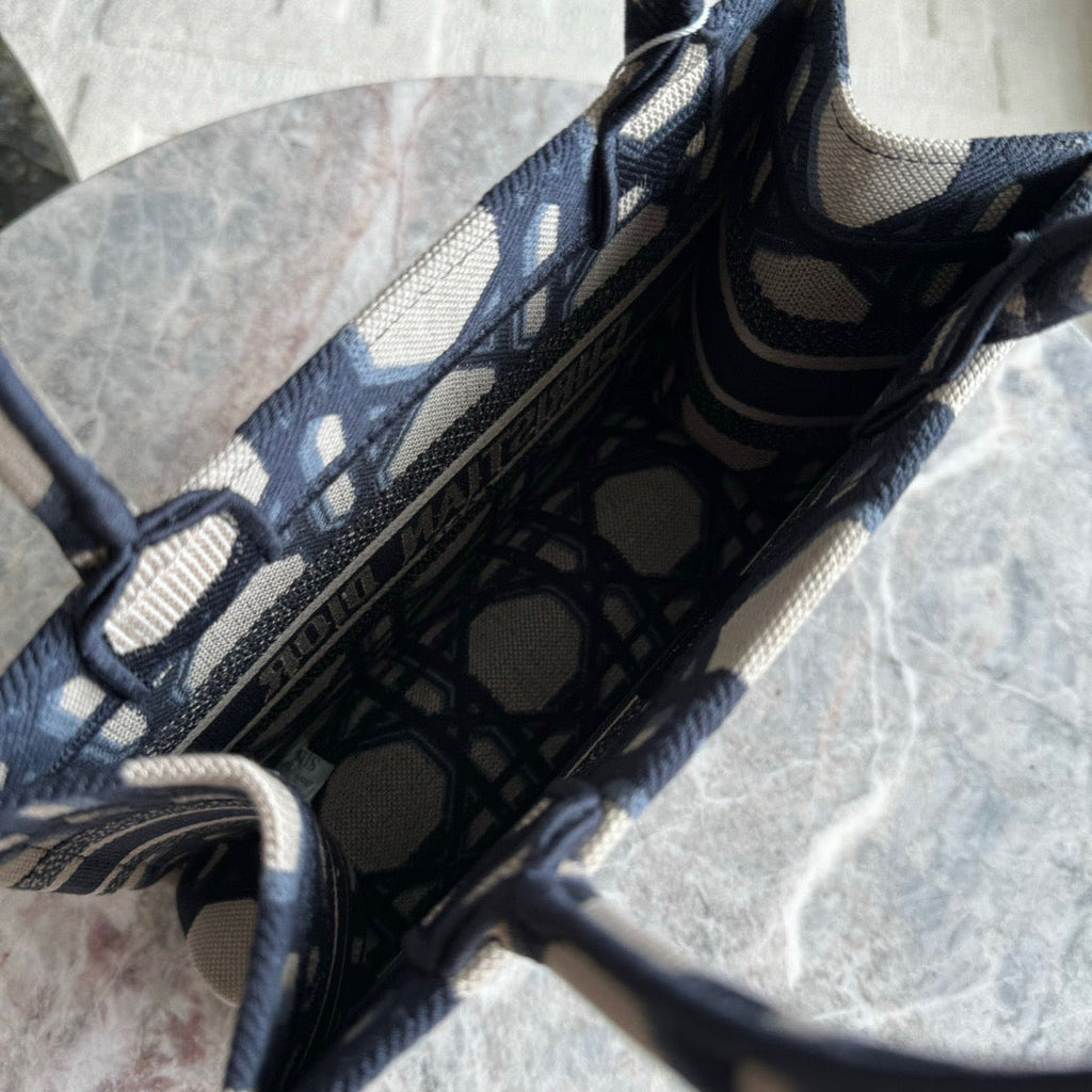 DIO Book Tote
