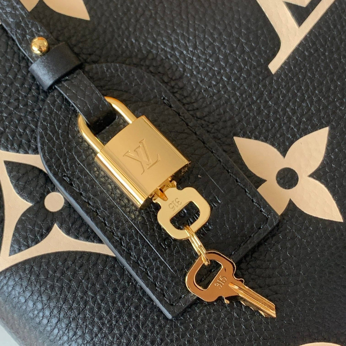 PETIT PALAIS PM MEDIUM SHOULDER BAG 29 IN BLACK MIX BEIGE EMBOSSED COWHIDE GOLD-TONE HARDWARE