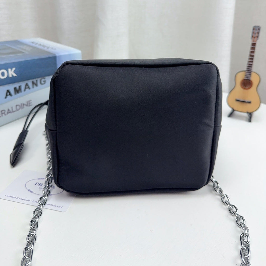 DRAWSTRING BUCKET BAG 20 IN BLACK RE-NYLON SILVER CHAIN