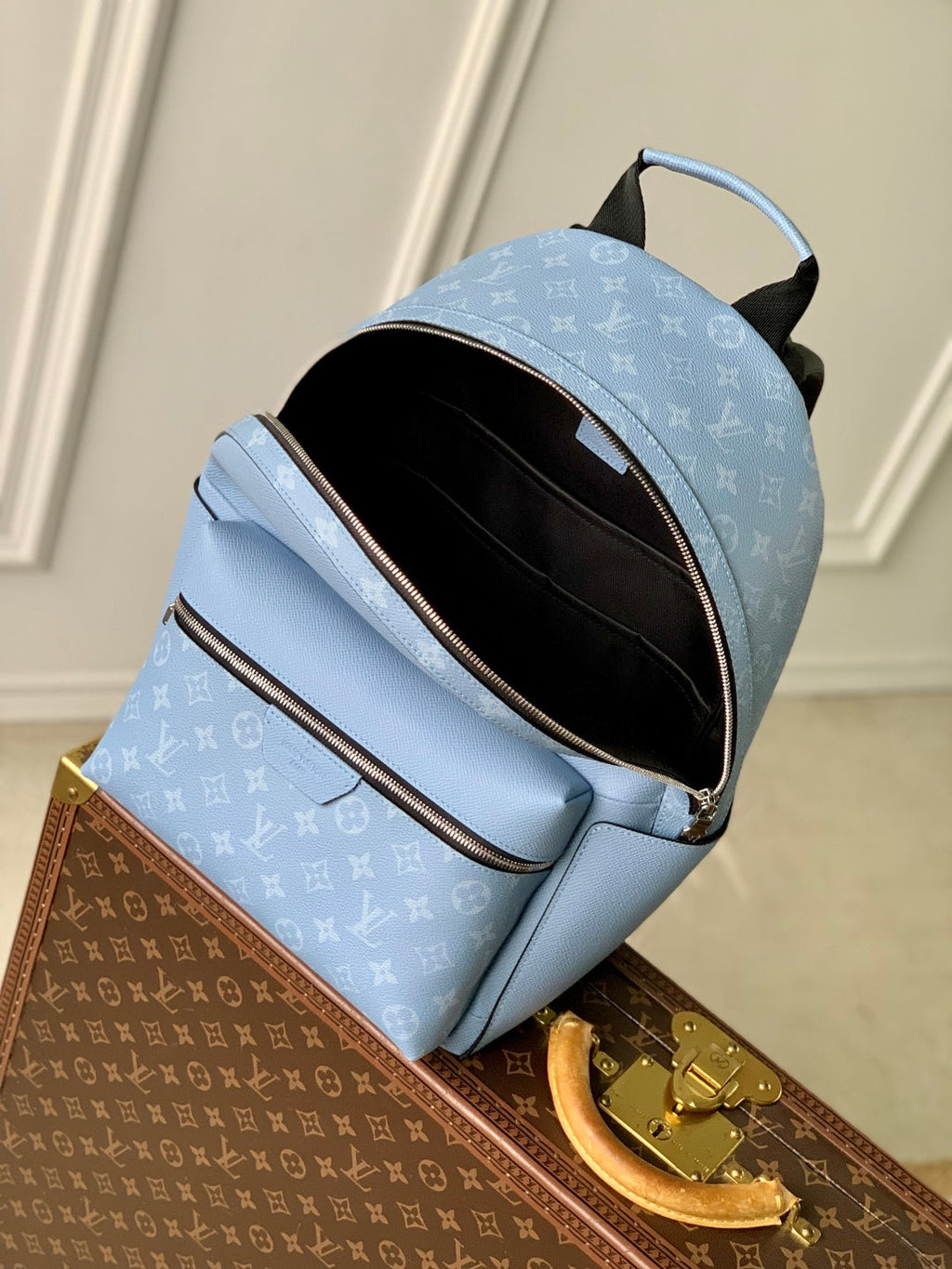 DISCOVERY SLIM BACKPACK 38 BLUE MONOGRAM COATED CANVAS AND CALFSKIN