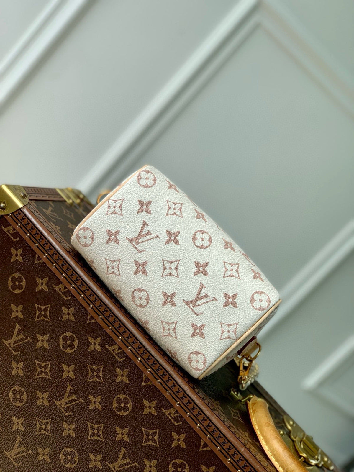 MINI SPEEDY BAG GREEN CHARM 18 IN LIGHT BROWN MONOGRAM DUNE COATED CANVAS