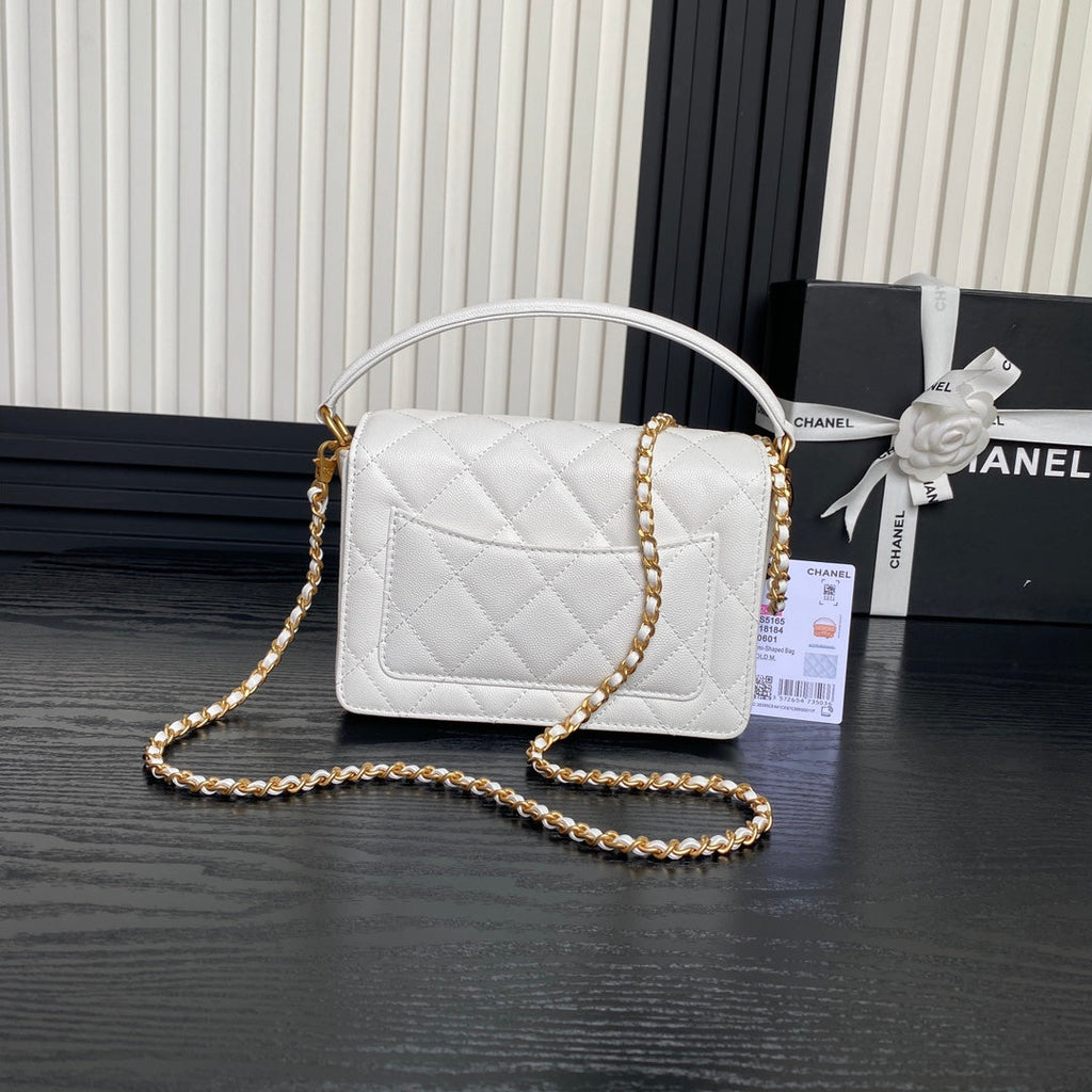 RETRO STYLE FLAP BAG 19 IN WHITE GRAINED CALFSKIN GOLD HARDWARE