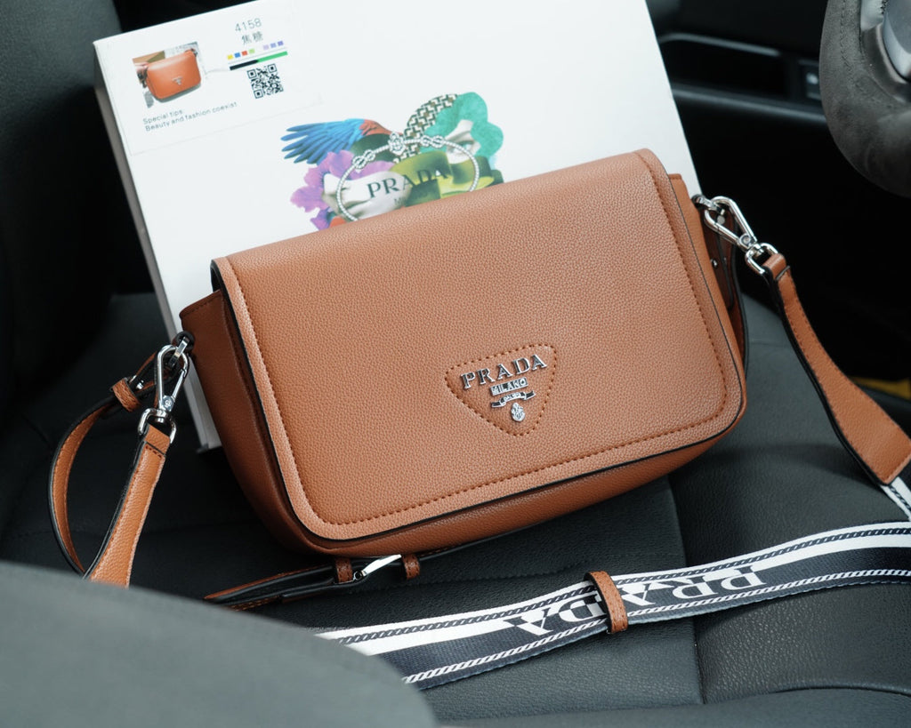 SHOULDER BAG 26 IN BROWN SHINY GRAINED CALFSKIN