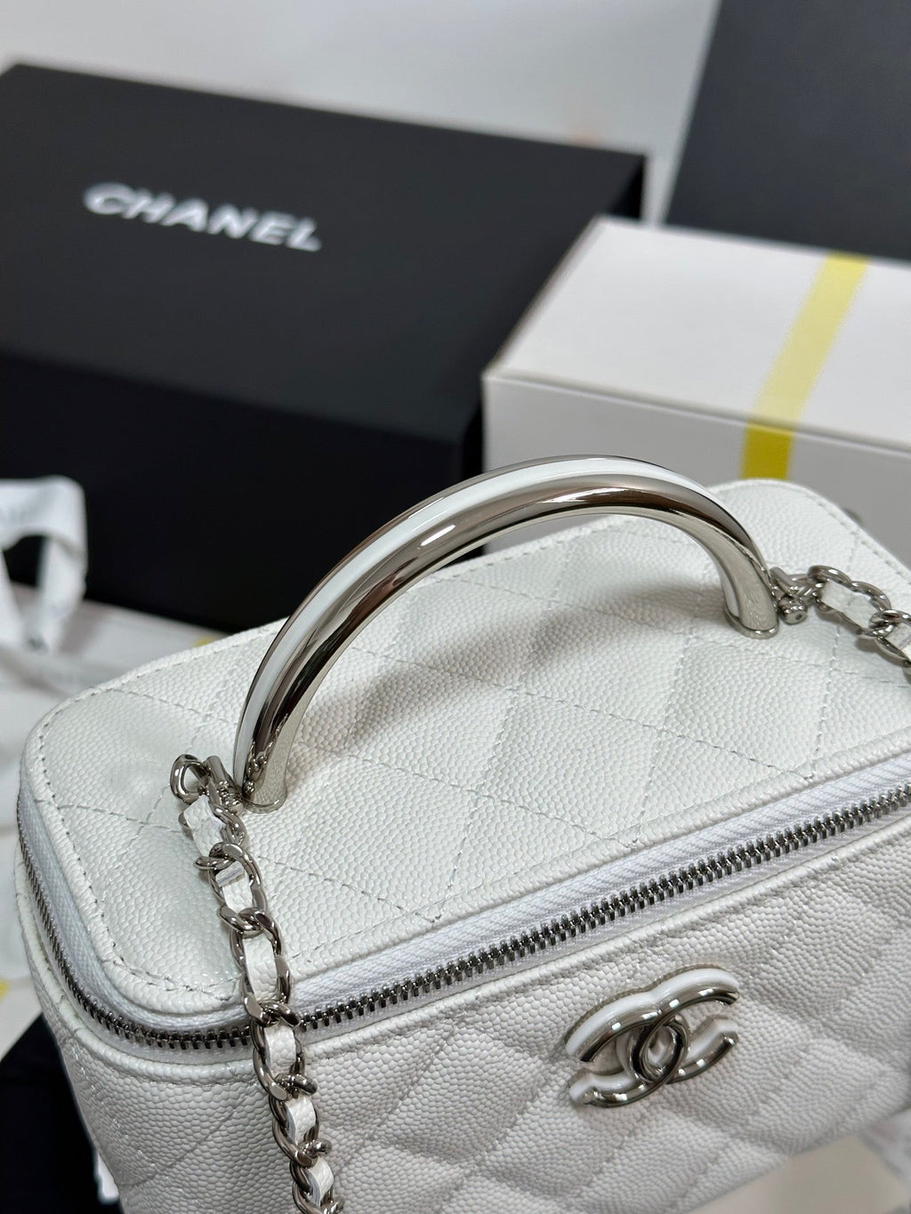 MINI VANITY TOP HANDLE CASE 17 IN WHITE CAVIAR SKIN SILVER-TONE PLATED METAL