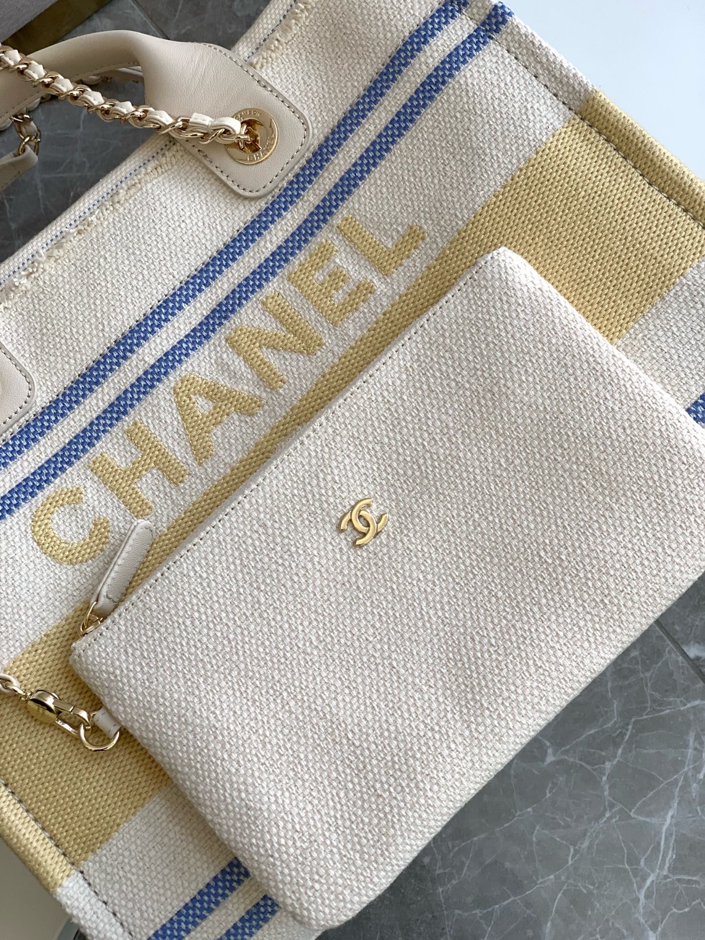 SHOPPING BAG 34 IN WHITE BLUE AND YELLOW CANVAS