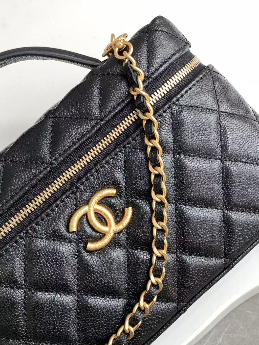 VANITY CASE 19 IN BLACK GRAINED CALFSKIN GOLD HARDWARE