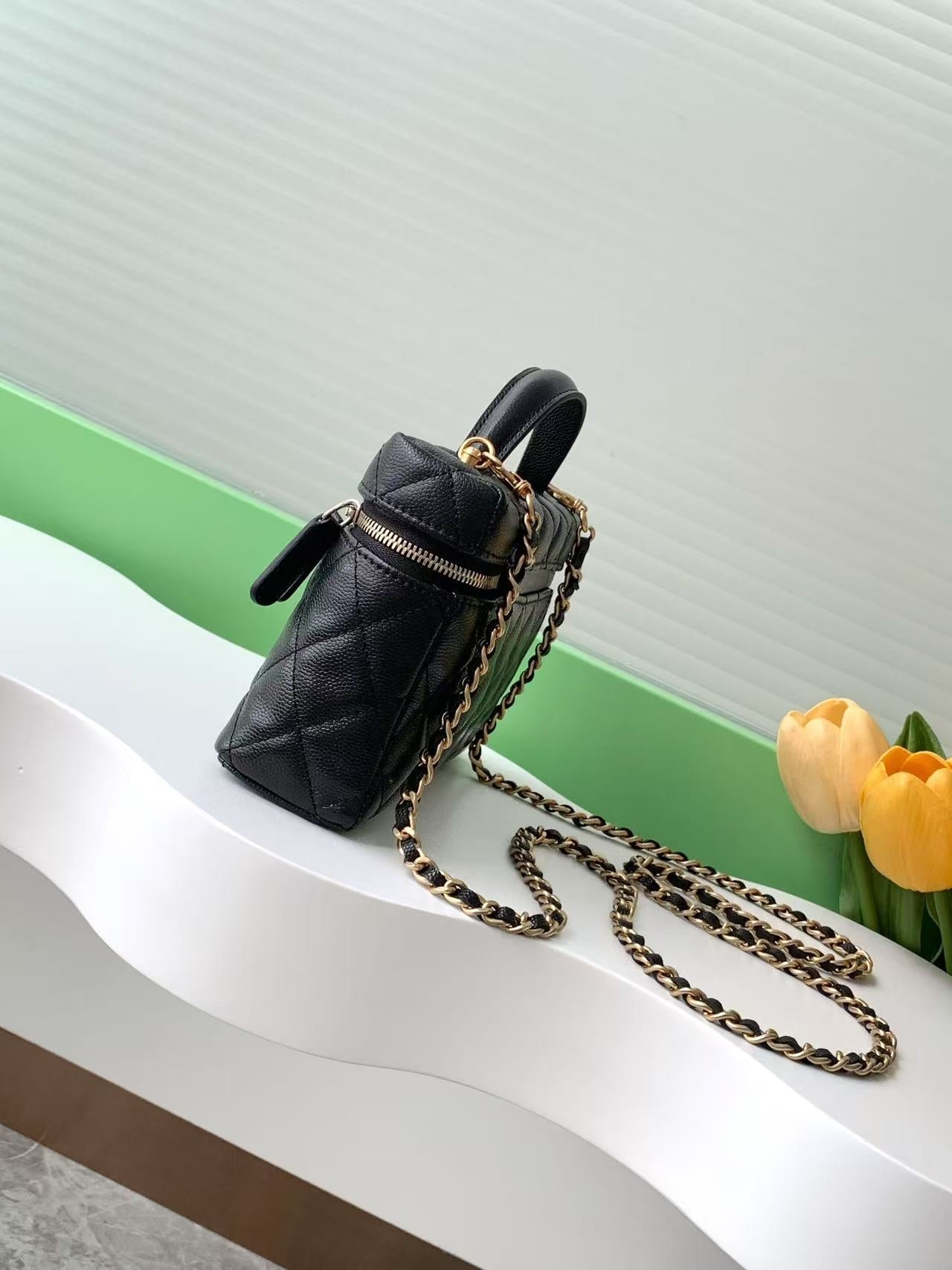 VANITY CASE 19 IN BLACK GRAINED CALFSKIN GOLD HARDWARE
