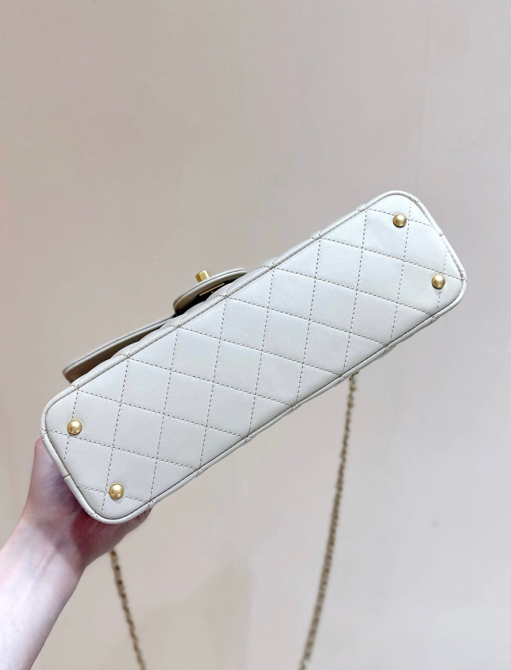 QUILTED FLAP BAG WITH HANDLE 26 IN BEIGE LAMBSKIN GOLD PLATED METAL