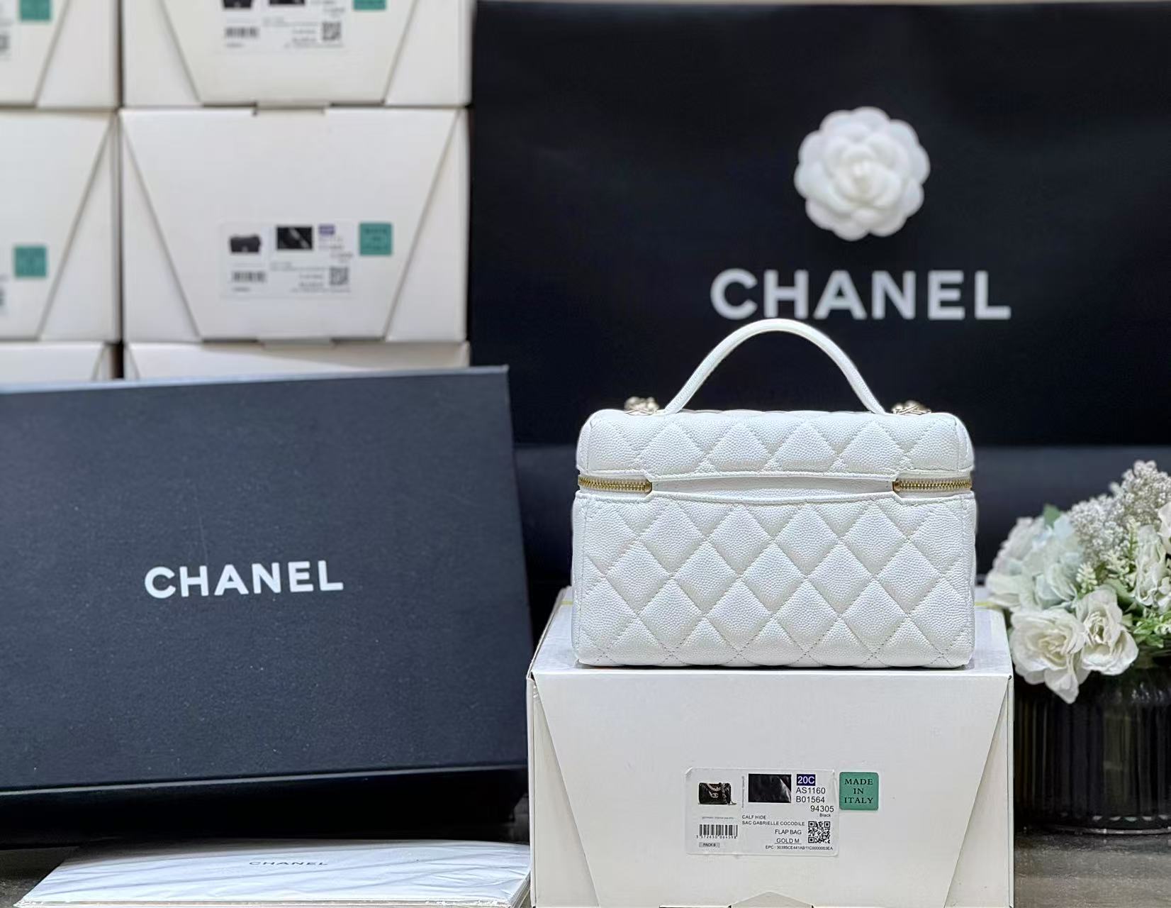 STRASS VANITY QUILTED CASE 19 IN WHITE CALFSKIN WITH GOLD METALLIC